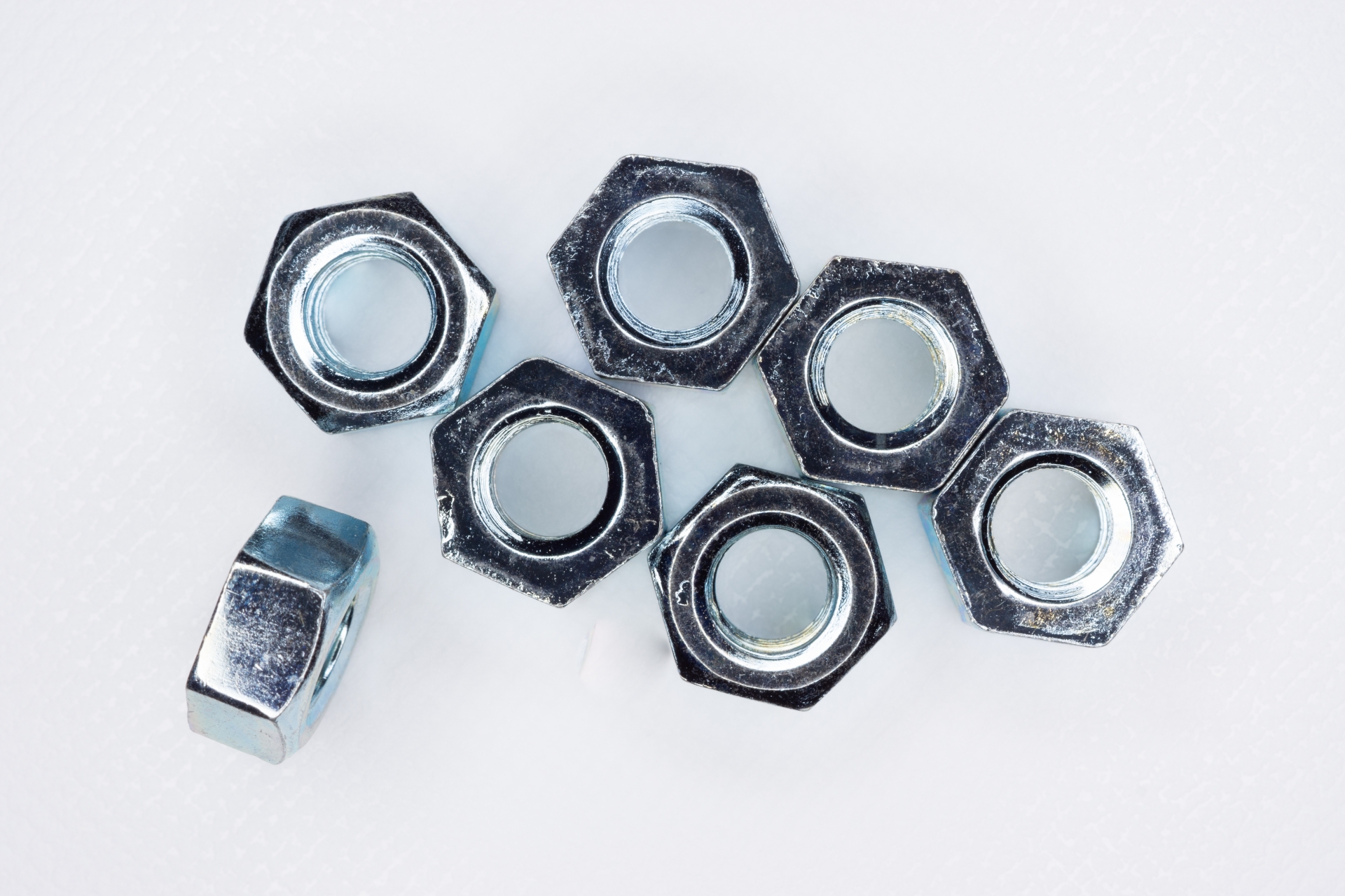 並べられた7つの六角ナット