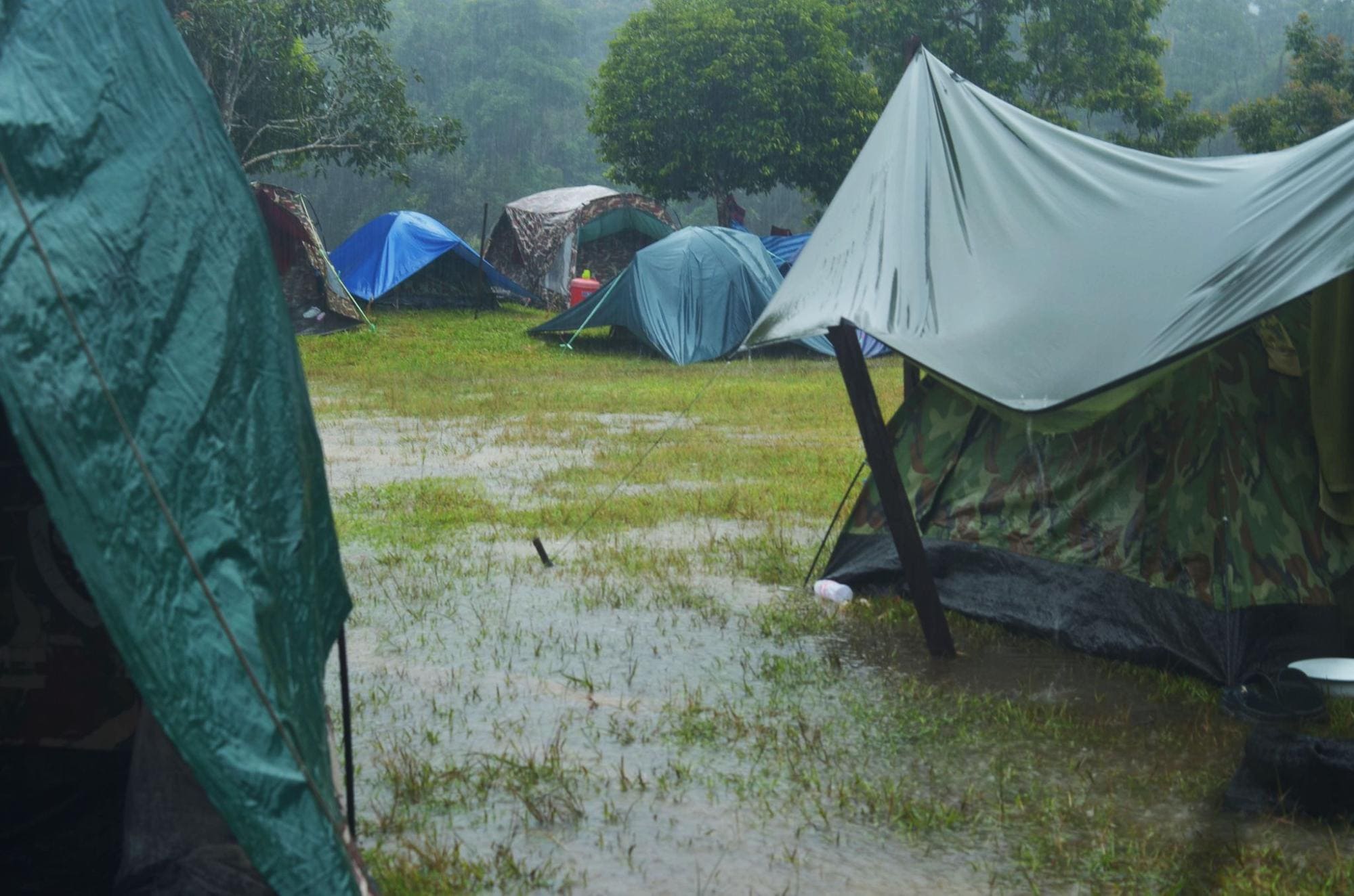 キャンプは雨でもできる？雨キャンプの必需品と楽しみ方、注意点を紹介