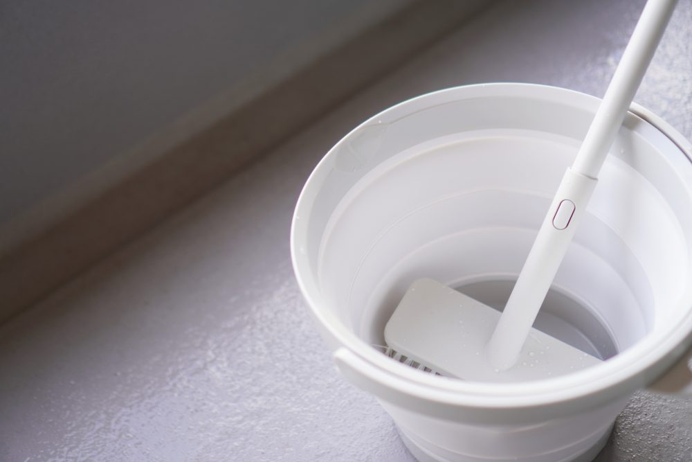 ベランダ掃除に使うデッキブラシとバケツ