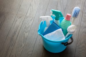 フローリングの掃除方法｜汚れ別の落とし方とキレイに保つコツを紹介 | コーナンTips