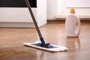 フローリングの掃除方法｜汚れ別の落とし方とキレイに保つコツを紹介 | コーナンTips