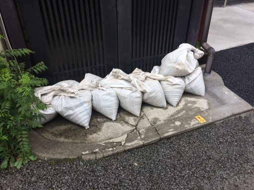 浸水対策に積まれている土のう