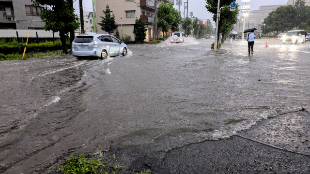 大雨で冠水している道路