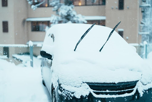 雪の積もっている自動車