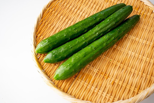 カゴの上に盛られたきゅうり