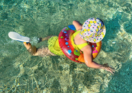 浮き輪をつけて海で遊ぶ子供