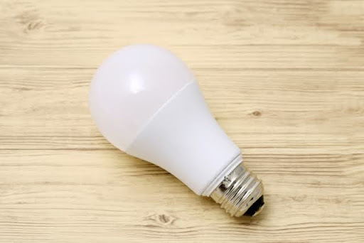木製のテーブルの上においてある電球