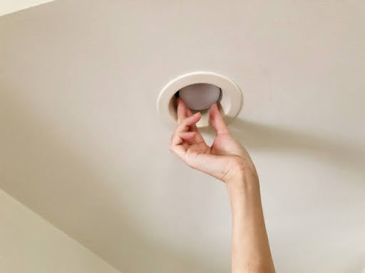 電球を取り替えている