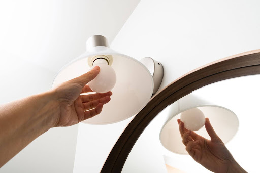 電球を取り外しているシーン