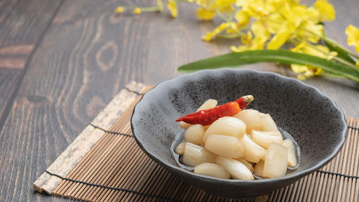 器に盛られたらっきょうの漬物