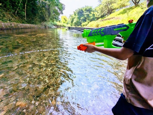 水鉄砲で遊ぶ子ども