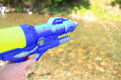 水を発射している水鉄砲