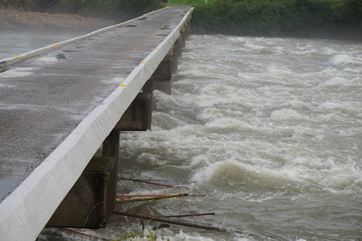 氾濫しそうな流れの激しい川