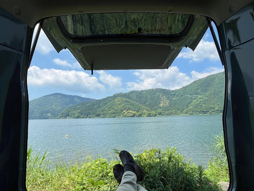 車内から足を伸ばして見る綺麗な景色の山と湖