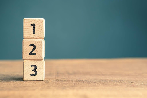 数字の1,2,3がそれぞれに書かれている木の四角