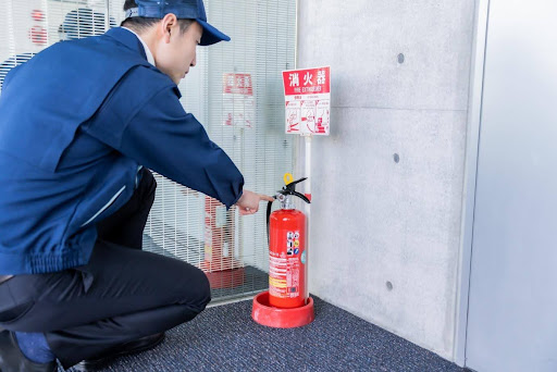消火器を点検する人