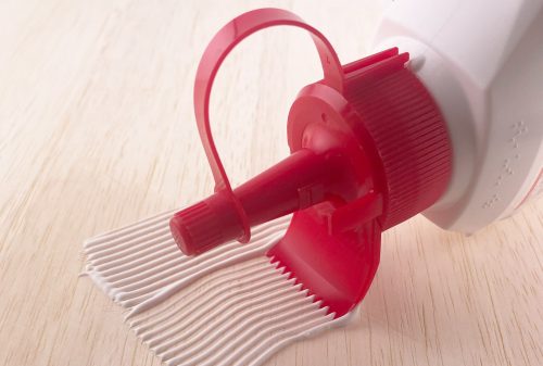 木材に塗っている接着剤