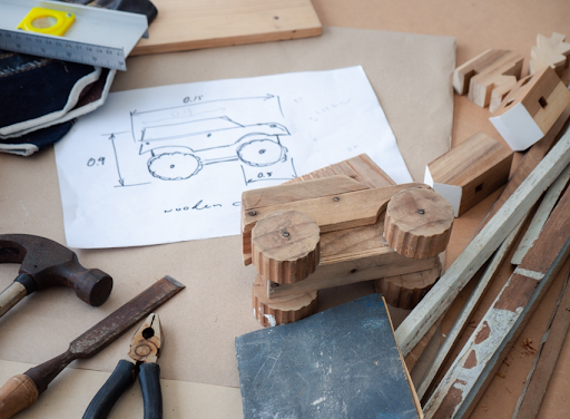 設計図から木の車をDIYで作成している。