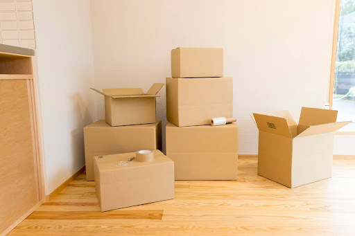 引越し作業途中で積まれた段ボール箱