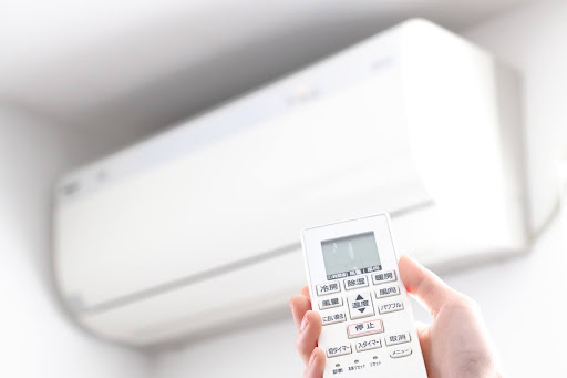エアコンの暖房をつけようとしている