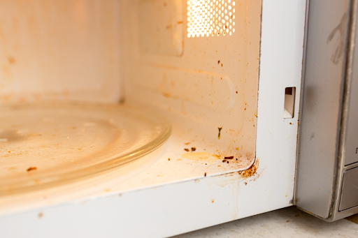 汚れている電子レンジ