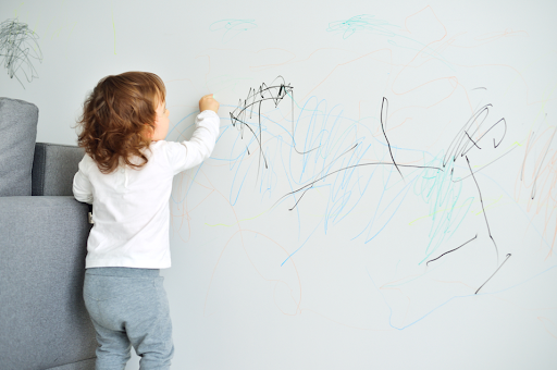 子供が壁紙に落書きをしている
