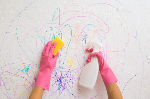 壁紙を掃除している