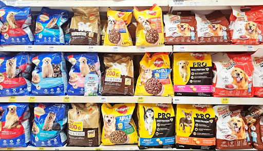 陳列されているドッグフード