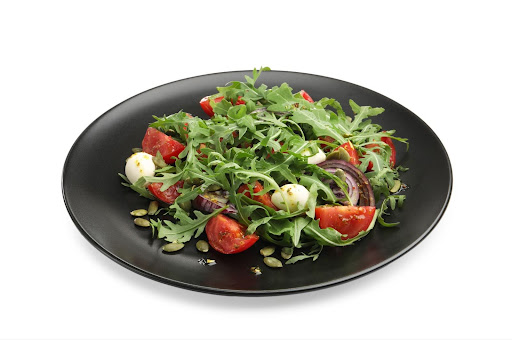 “家庭菜園で収穫したルッコラのサラダ"