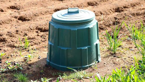 “畑に設置された土中型のコンポスト"