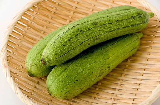 “かごに乗った収穫されたばかりのヘチマ"