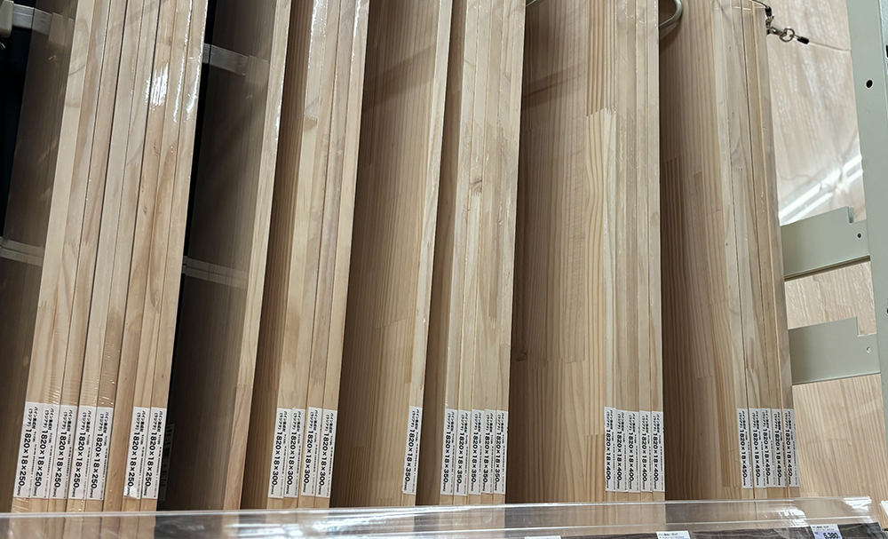 店舗の売場でDIYに使用する木材を選びます。