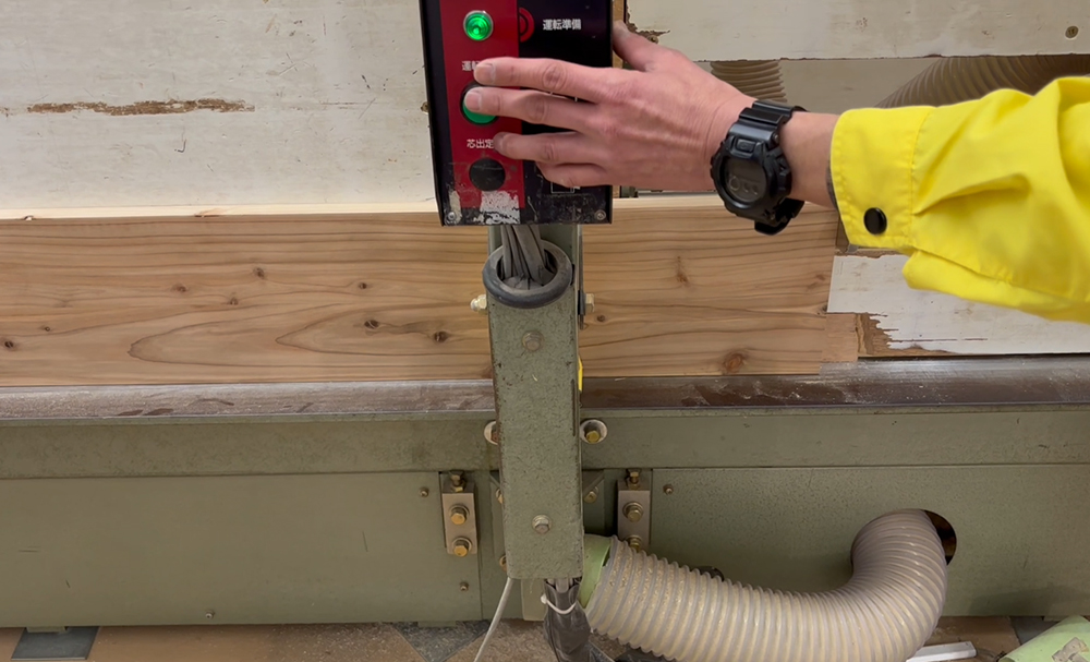 スタッフが加工室でカットする