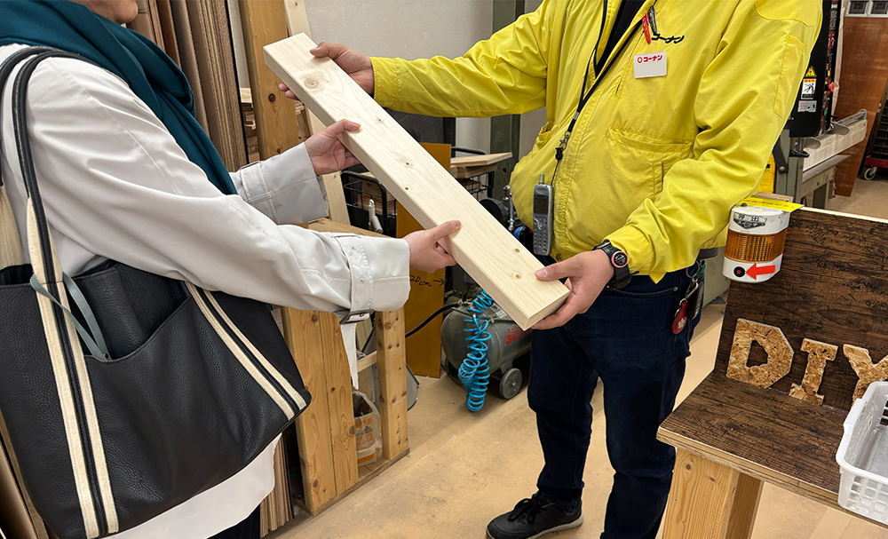 カットされた木材を受け取る