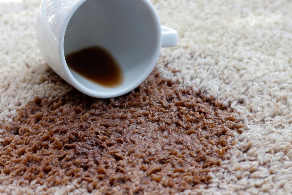 白いカーペットにコーヒーをこぼしてできたシミ