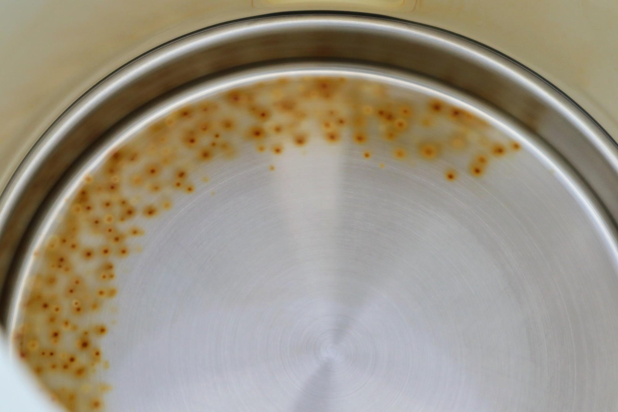 電気ケトルの底面に付着した茶色い斑点状の汚れ