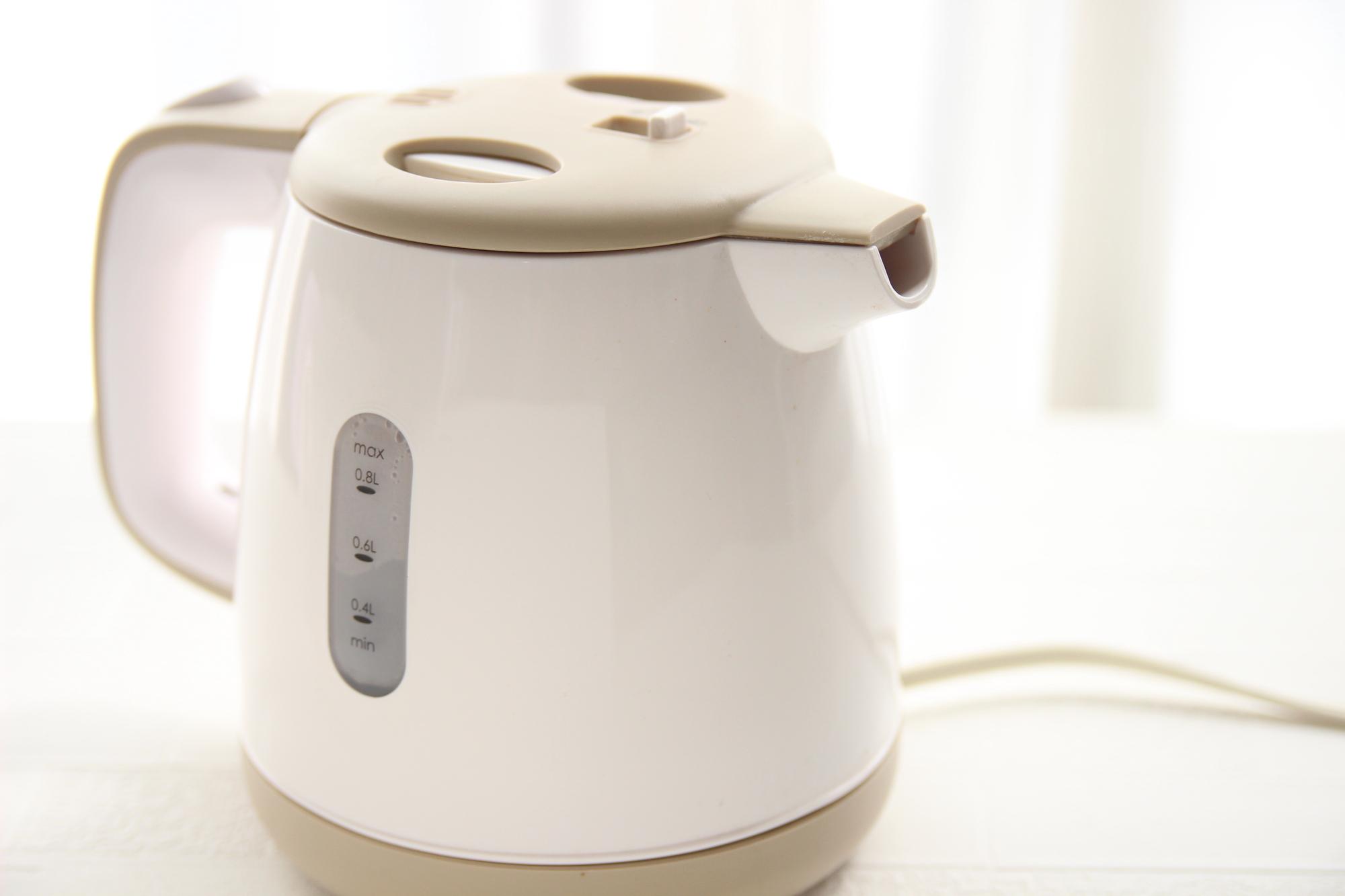 クリーム色の電気ケトル