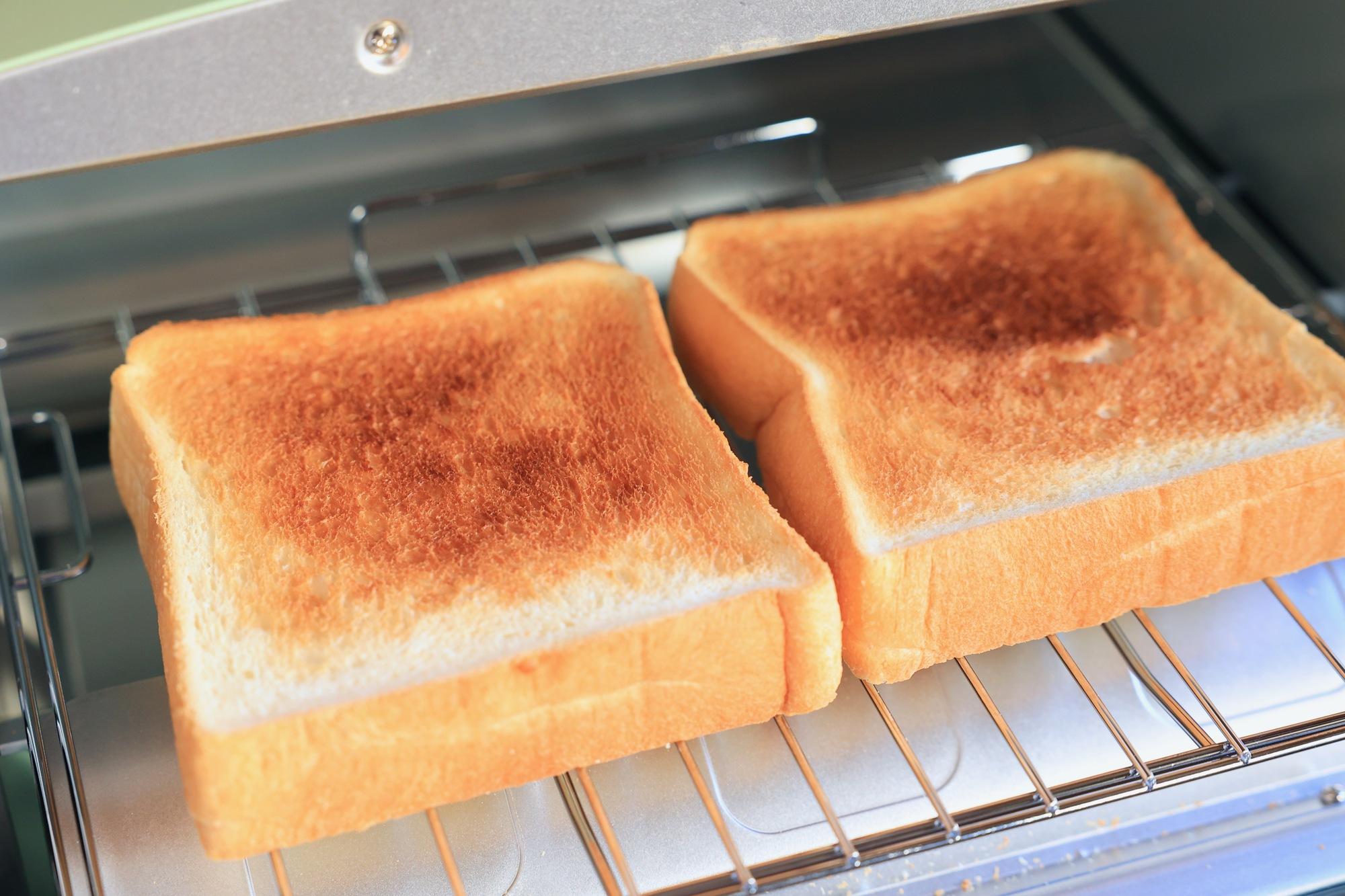 トースターの焼き網に載った2枚のトースト
